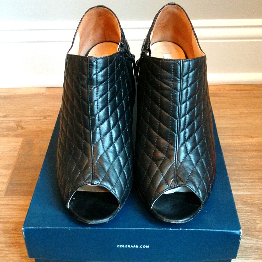 Gorgeous Blk leather Cole Haan bootie